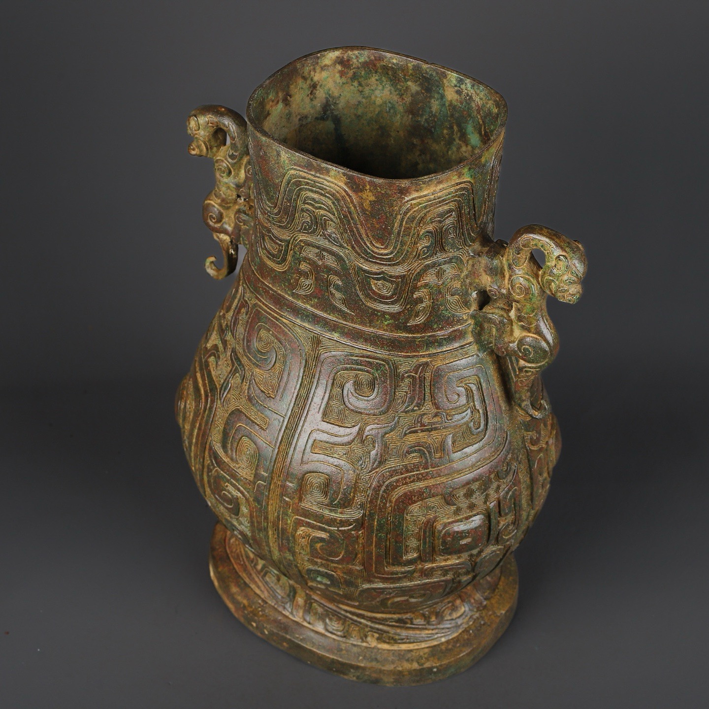 Zhou Dynasty Bronze Double Dragon Mangong Vase