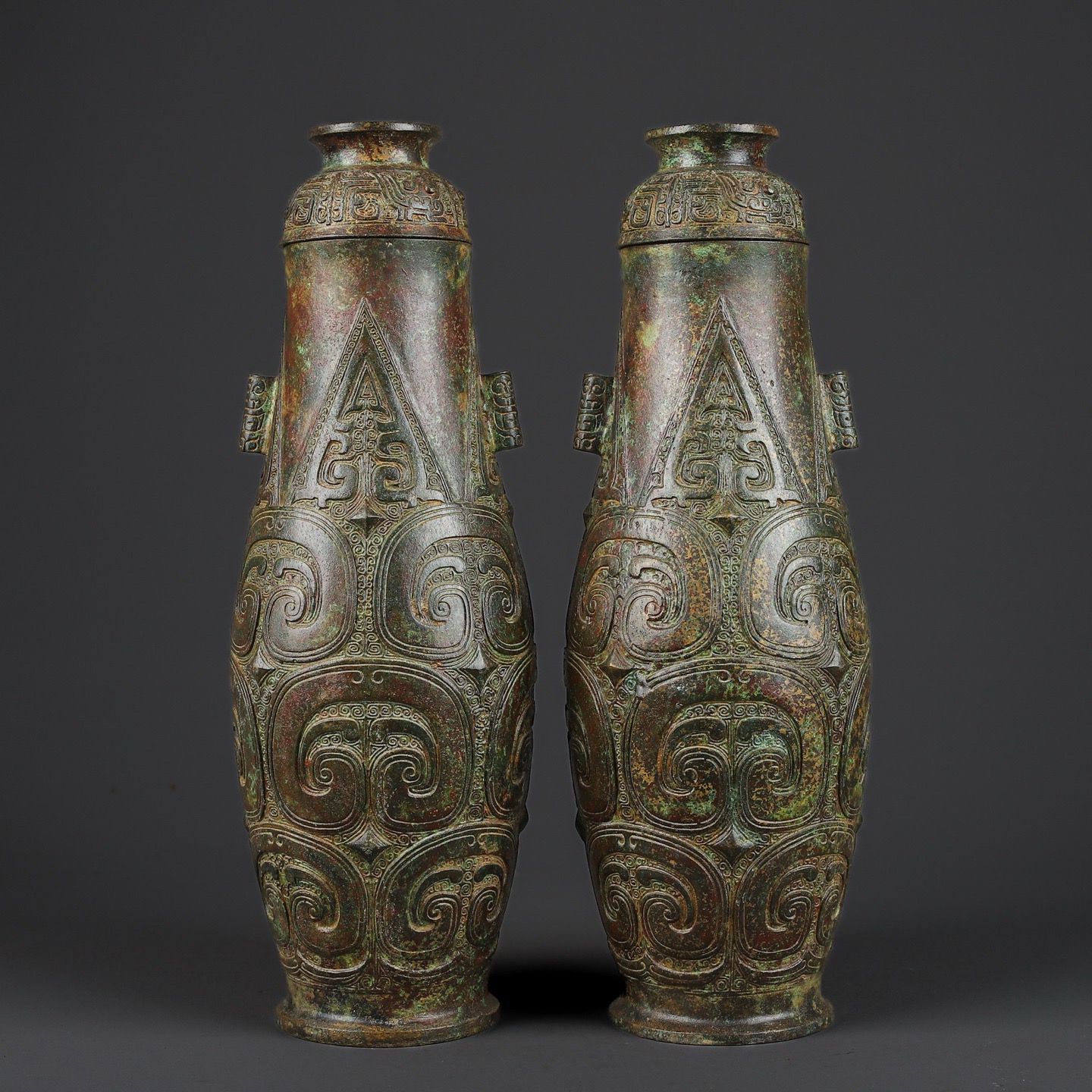 Zhou Dynasty A pair of bronze manchurian tall round vases