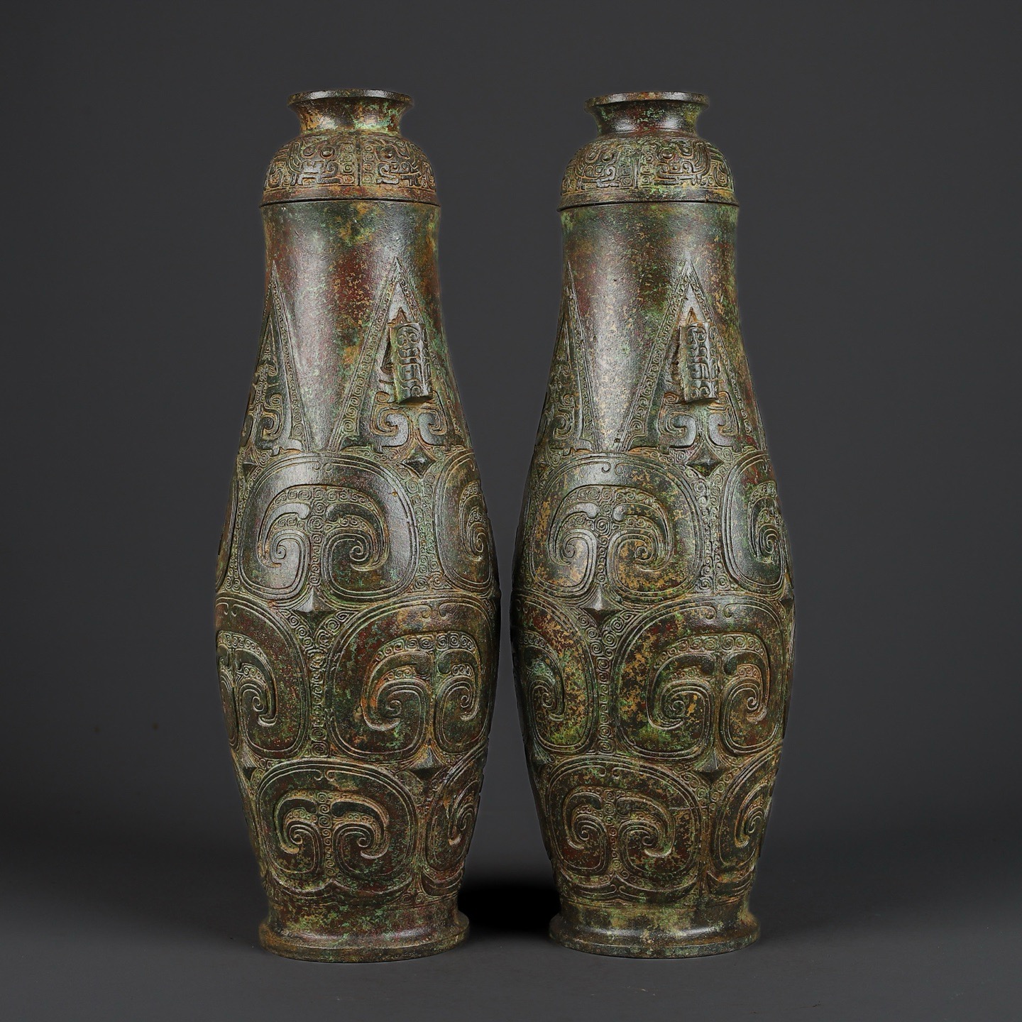 Zhou Dynasty A pair of bronze manchurian tall round vases