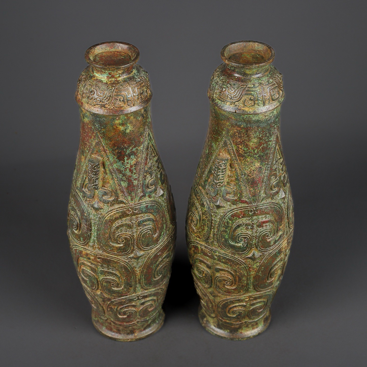 Zhou Dynasty A pair of bronze manchurian tall round vases
