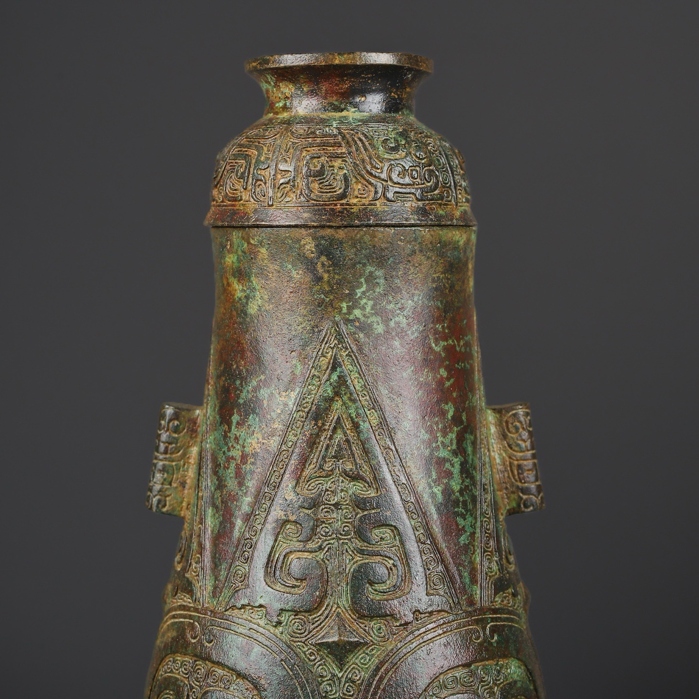 Zhou Dynasty A pair of bronze manchurian tall round vases
