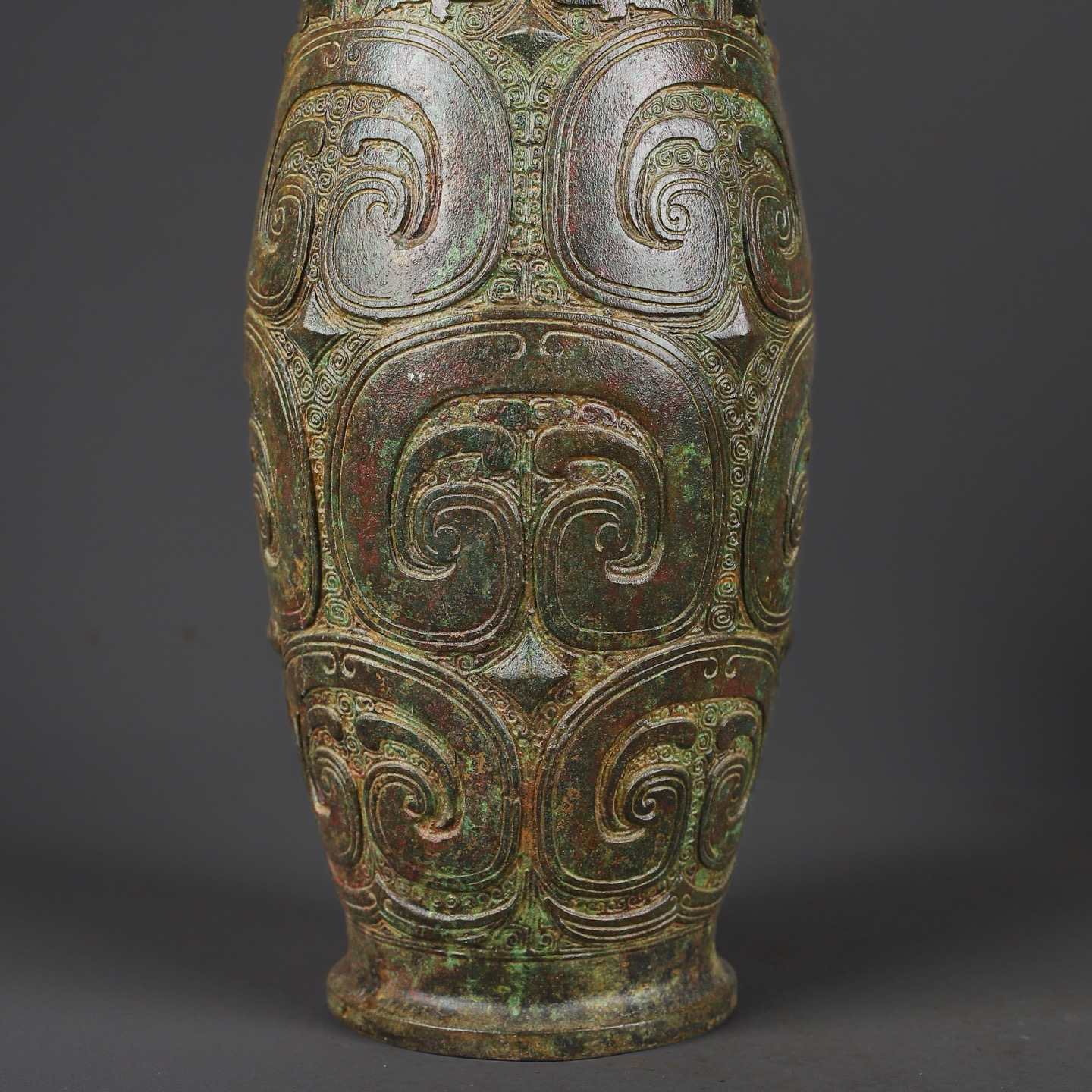Zhou Dynasty A pair of bronze manchurian tall round vases