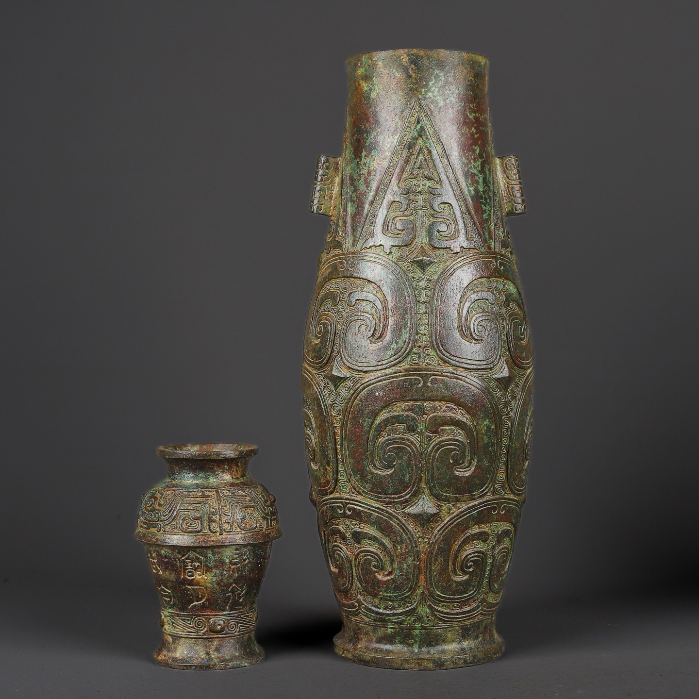 Zhou Dynasty A pair of bronze manchurian tall round vases