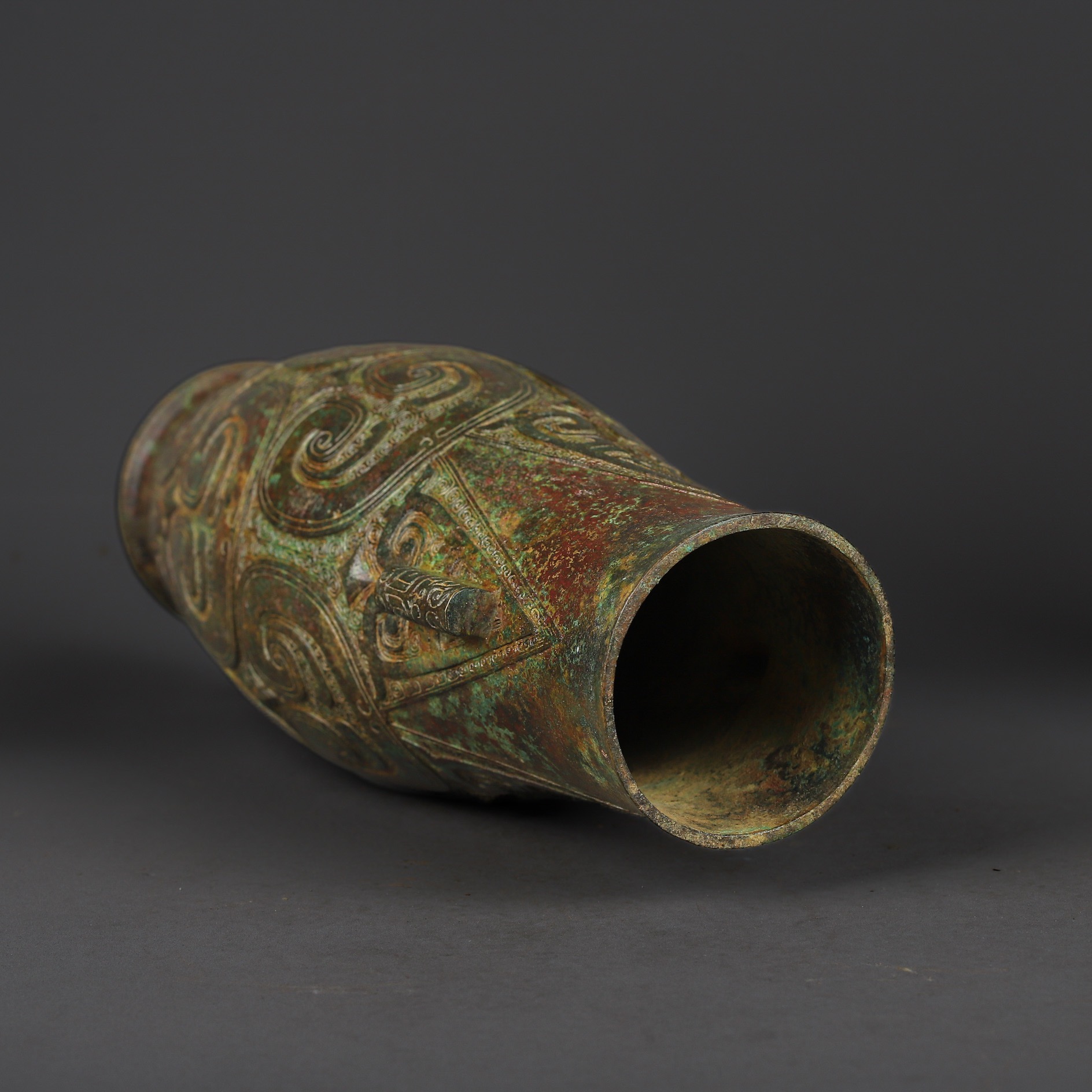 Zhou Dynasty A pair of bronze manchurian tall round vases