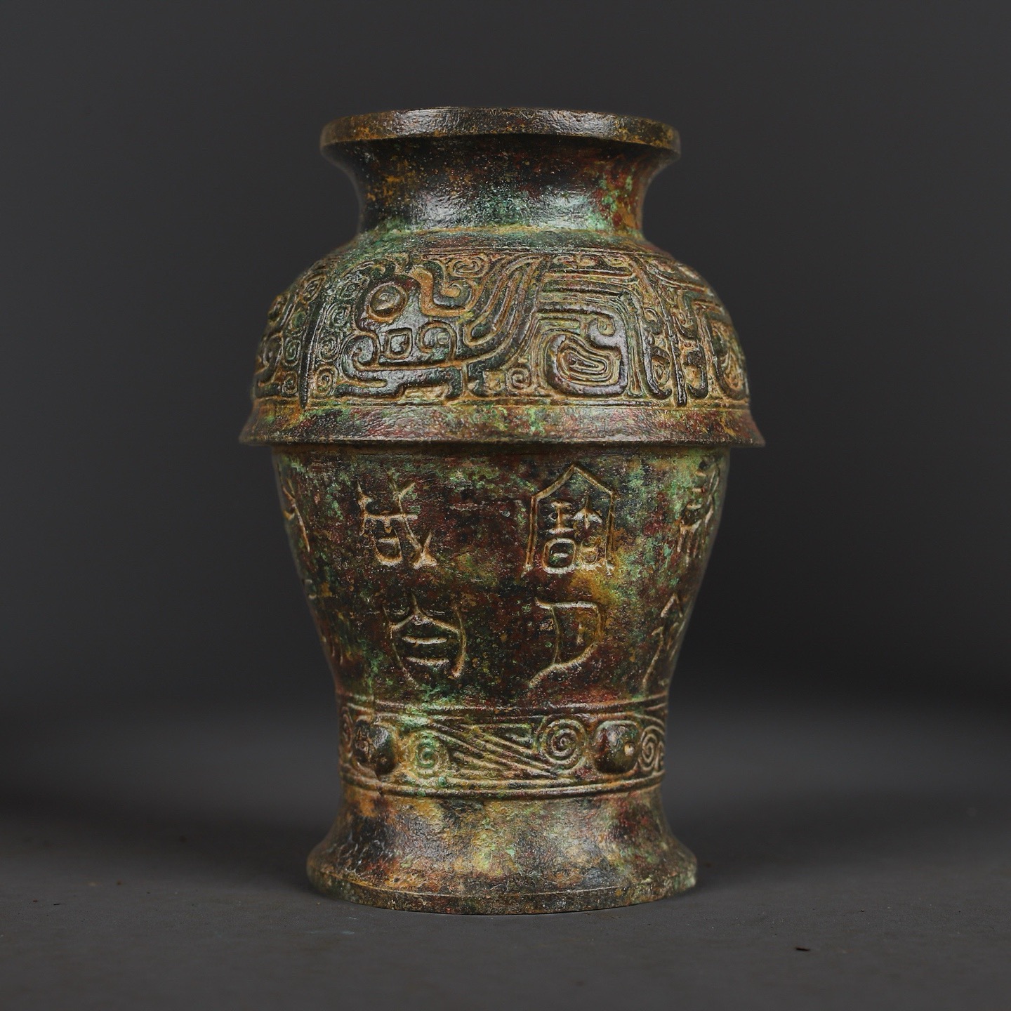 Zhou Dynasty A pair of bronze manchurian tall round vases