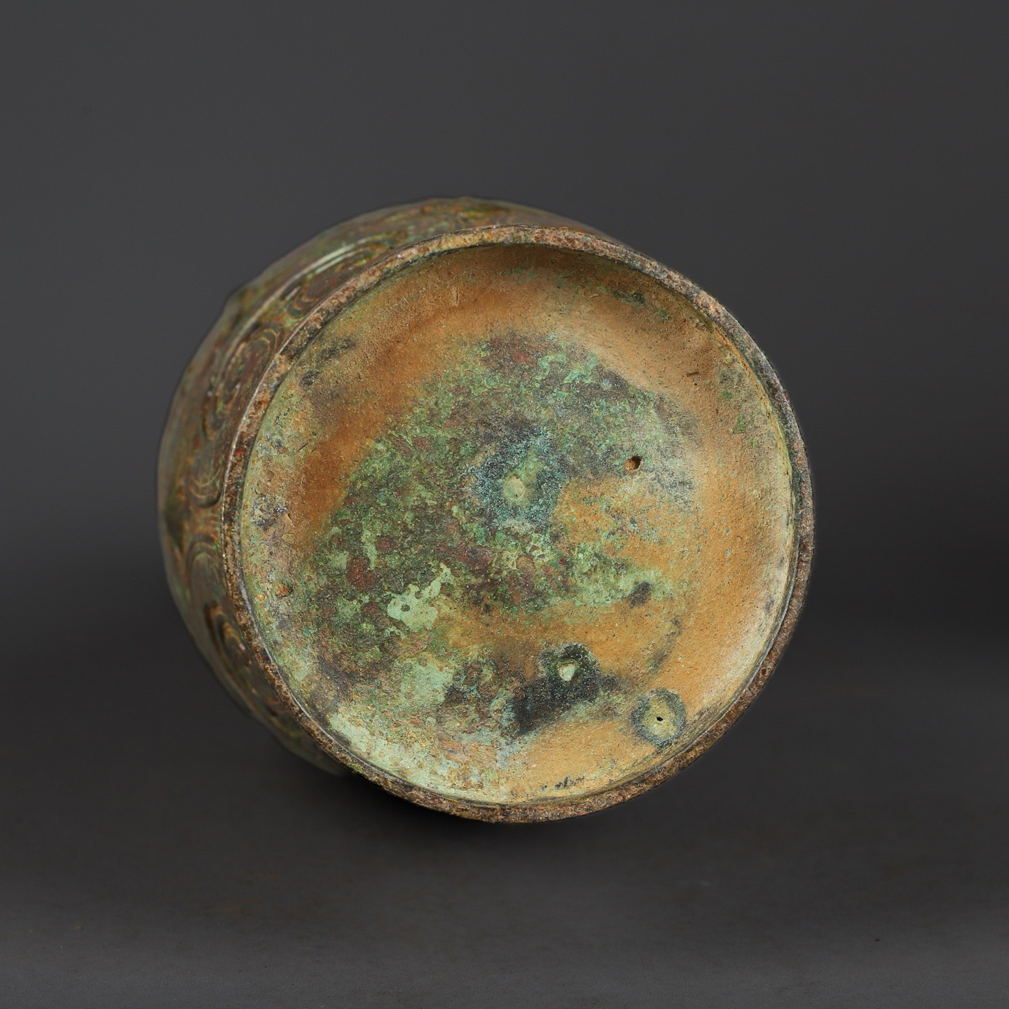 Zhou Dynasty A pair of bronze manchurian tall round vases