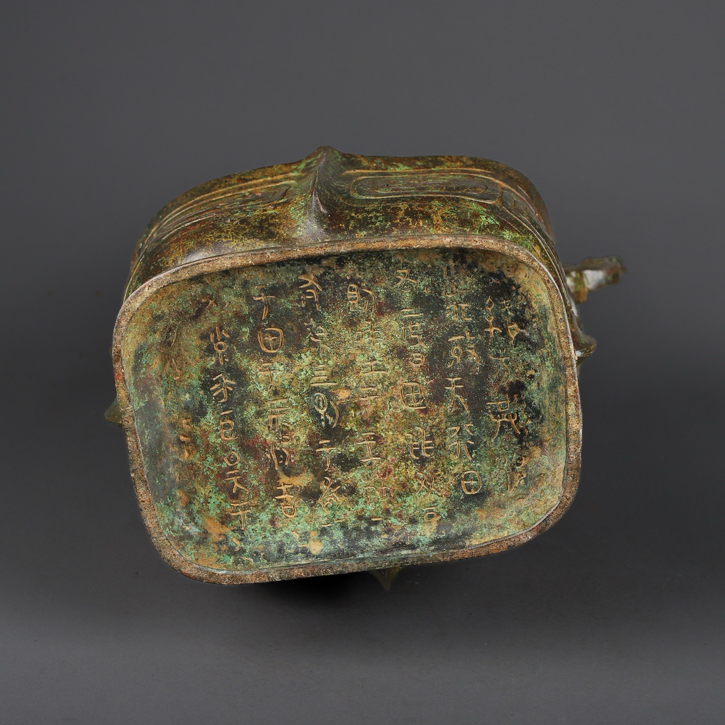 Zhou Dynasty Bronze Man Gong Standing Bird Square Vase