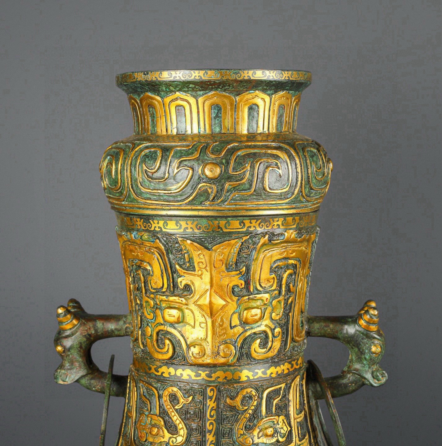 Zhou Dynasty Large round bronze vase with gold and lacquer nails