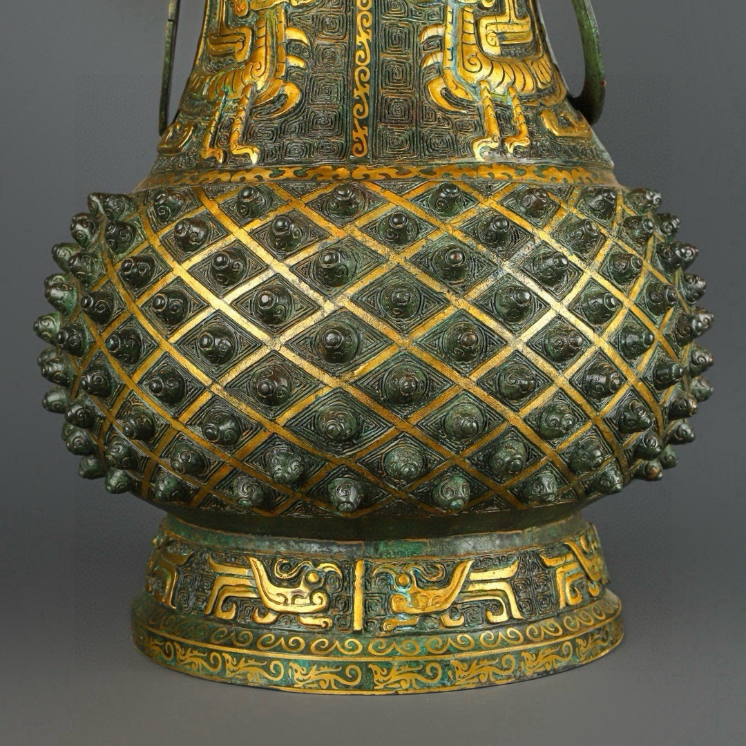 Zhou Dynasty Large round bronze vase with gold and lacquer nails