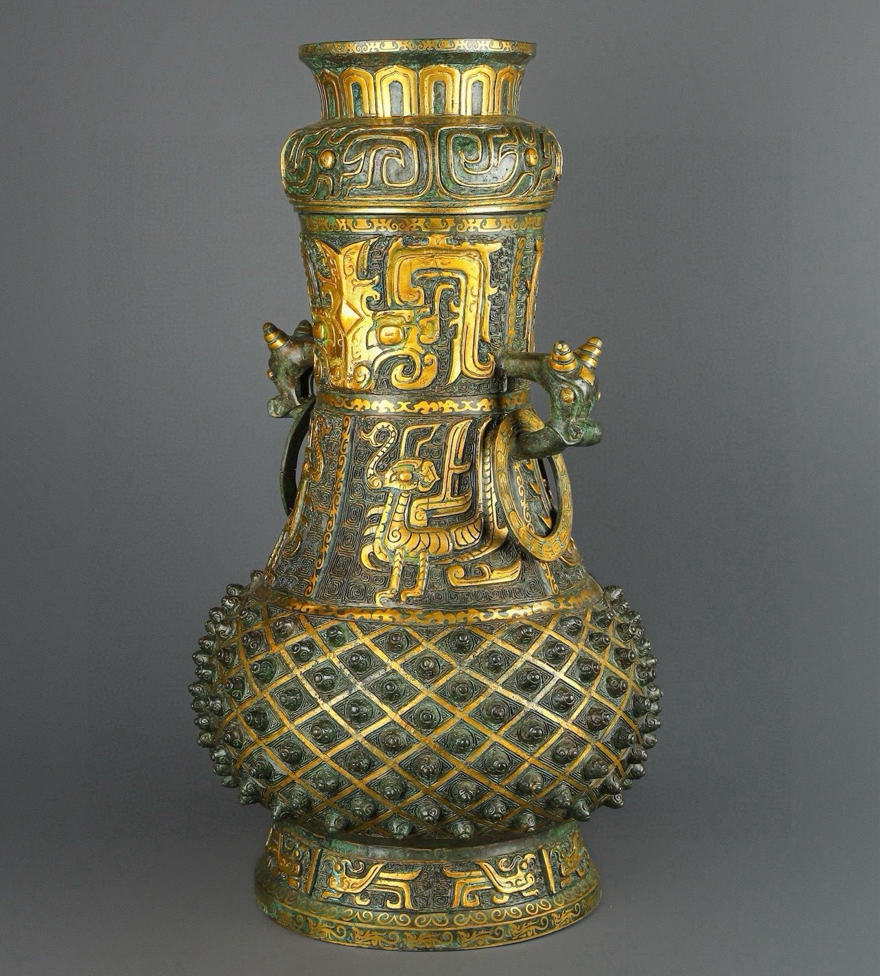 Zhou Dynasty Large round bronze vase with gold and lacquer nails