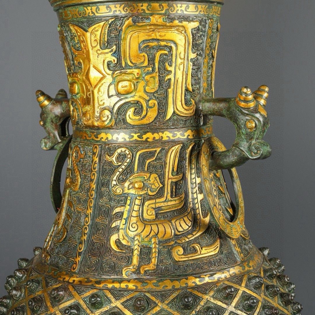 Zhou Dynasty Large round bronze vase with gold and lacquer nails