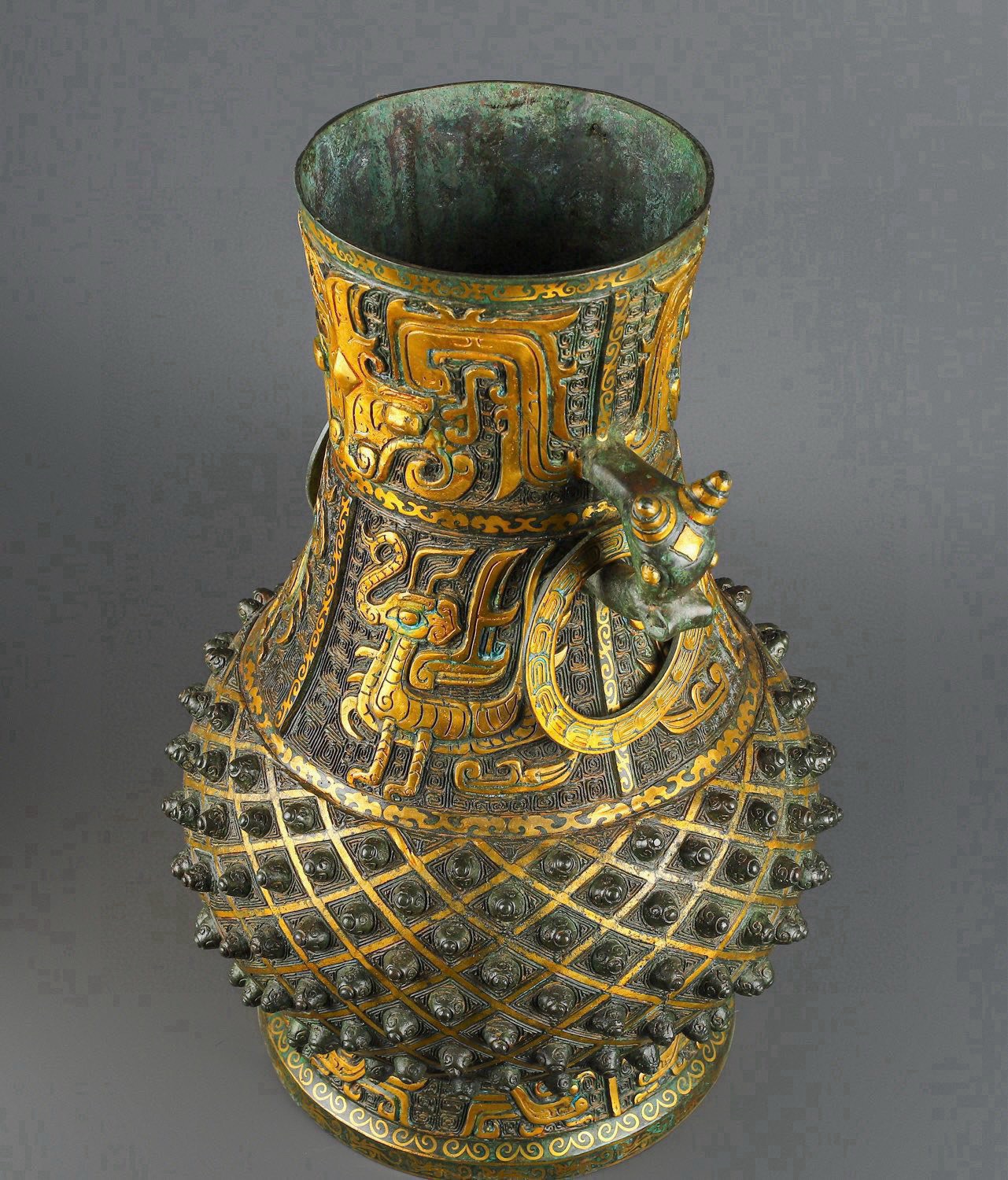 Zhou Dynasty Large round bronze vase with gold and lacquer nails
