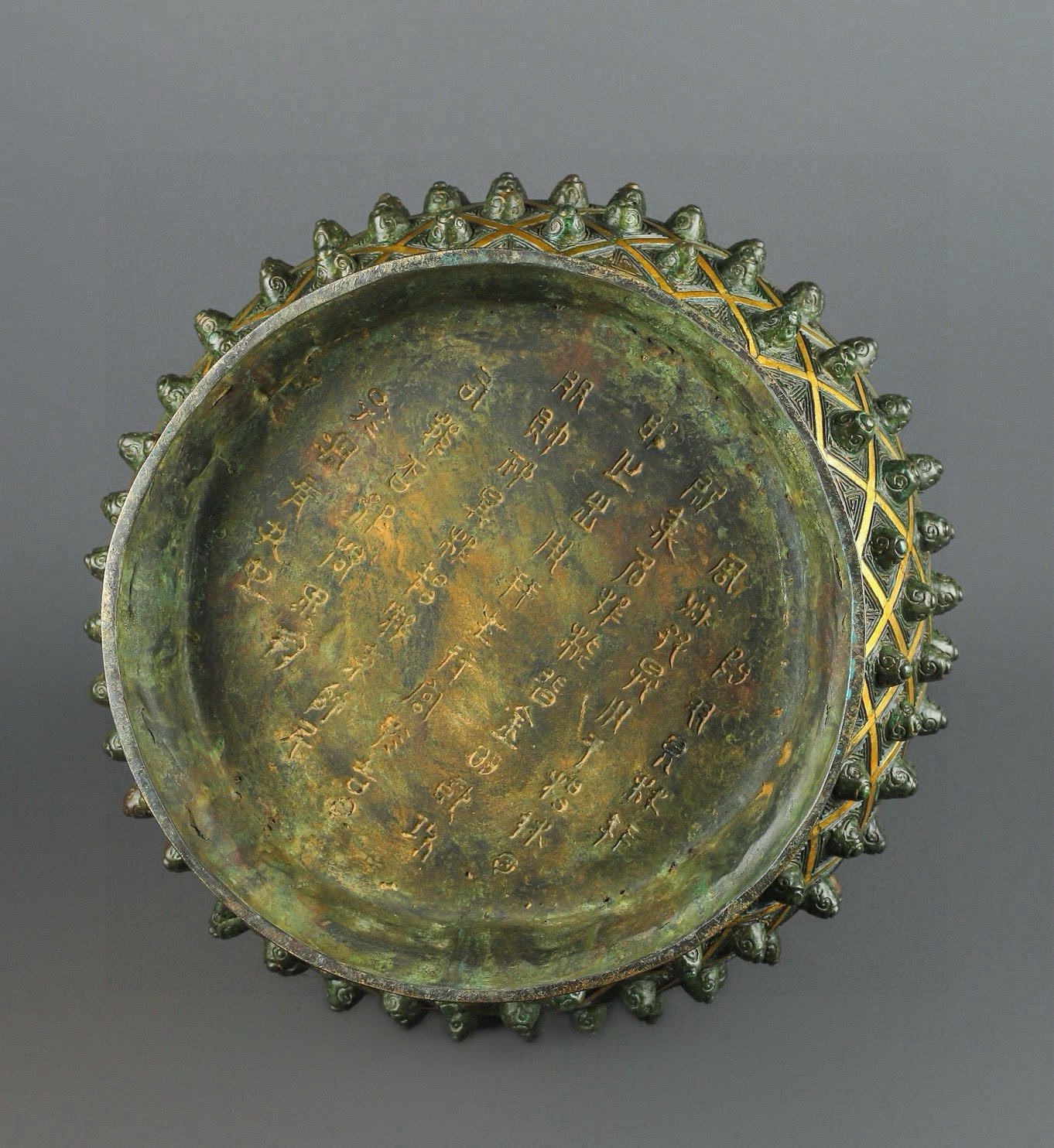 Zhou Dynasty Large round bronze vase with gold and lacquer nails