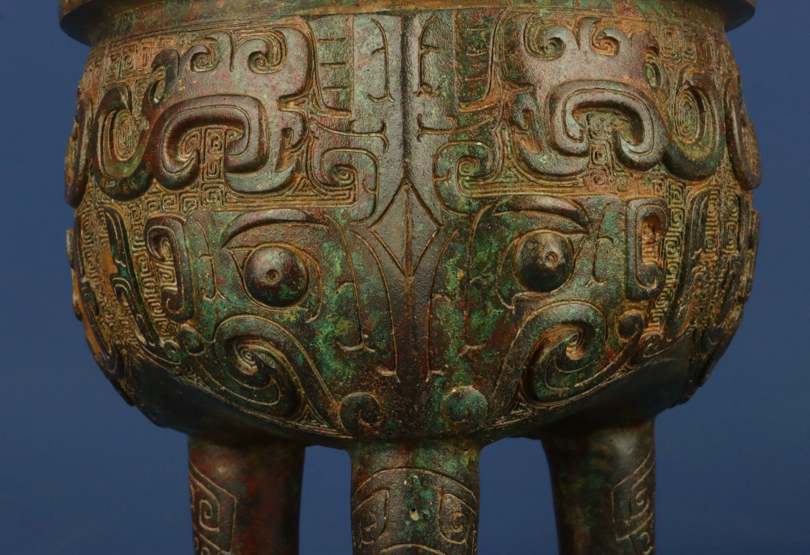 Zhou Dynasty Bronze animal faced round tripod