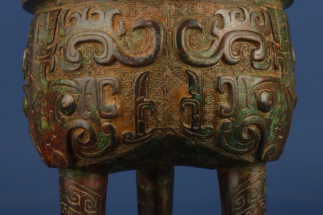 Zhou Dynasty Bronze animal faced round tripod