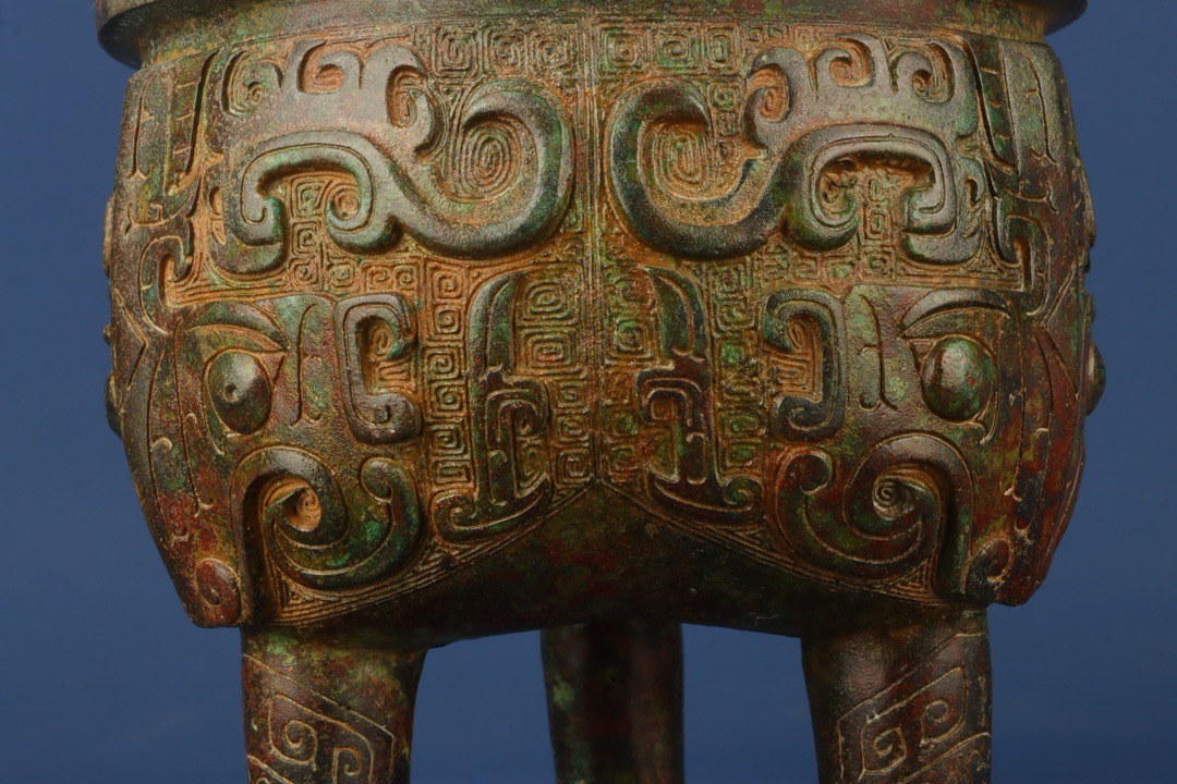 Zhou Dynasty Bronze animal faced round tripod