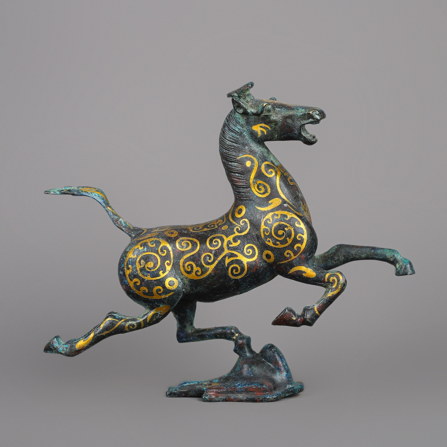 Han Dynasty Bronze and gold horses stepping on flying swallows