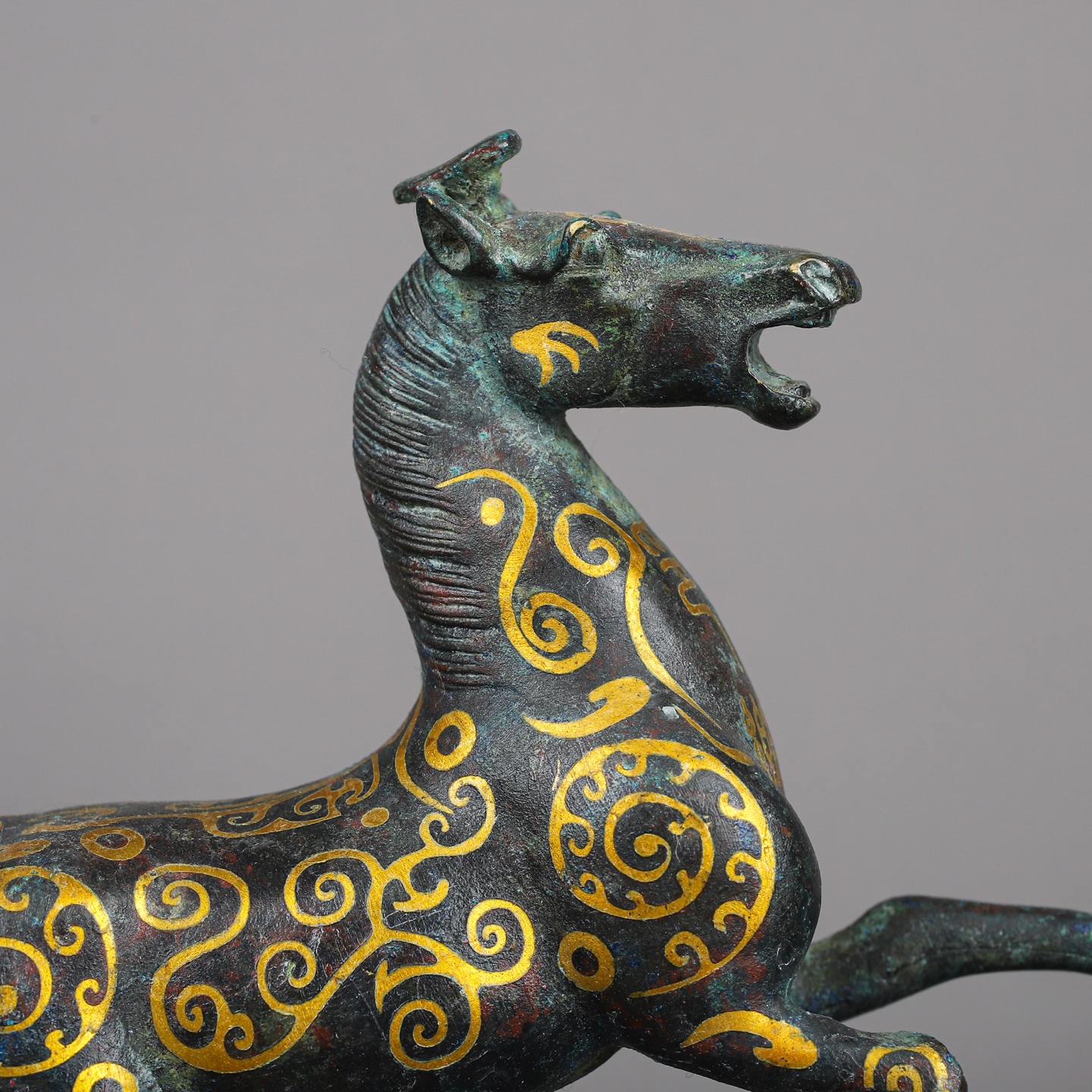Han Dynasty Bronze and gold horses stepping on flying swallows