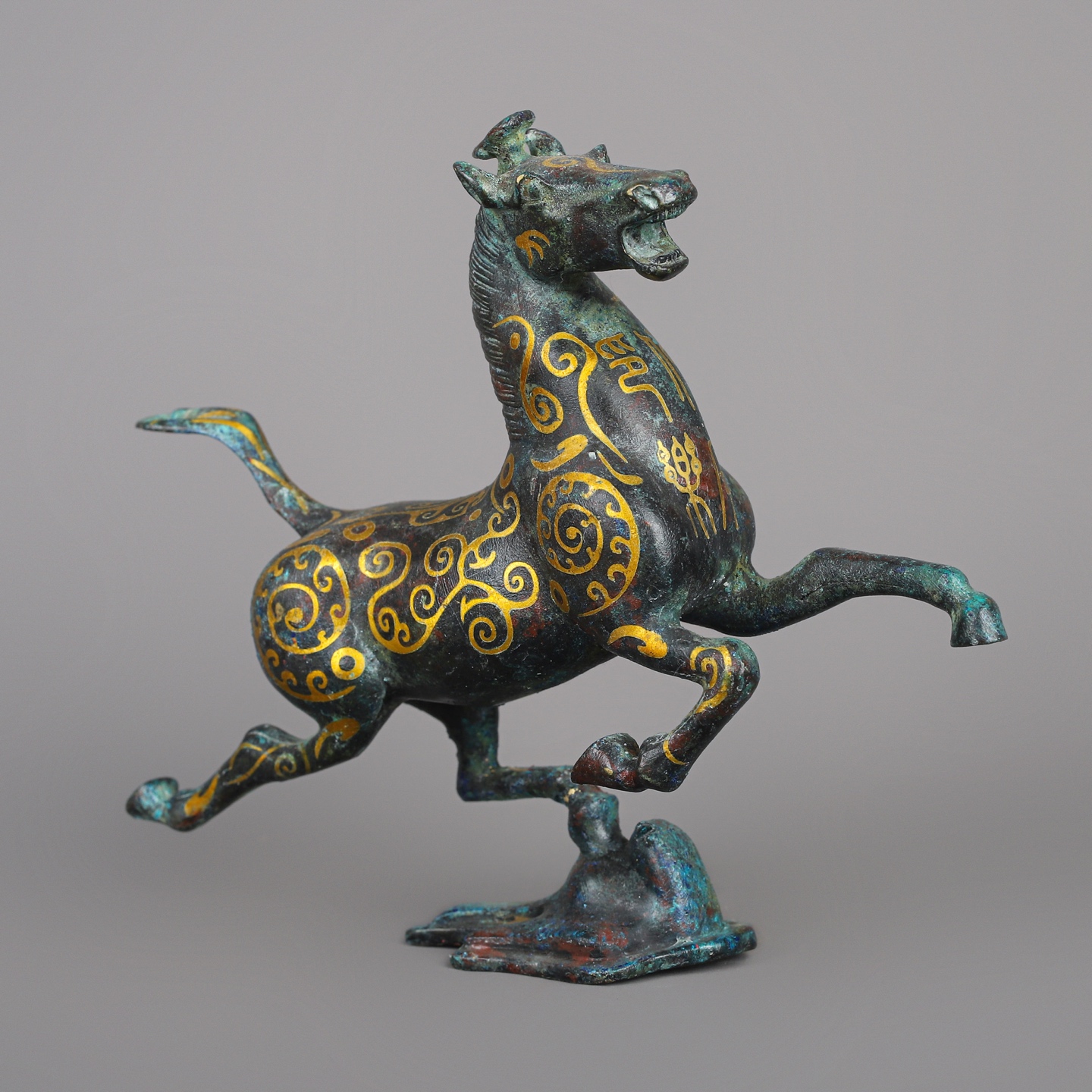 Han Dynasty Bronze and gold horses stepping on flying swallows