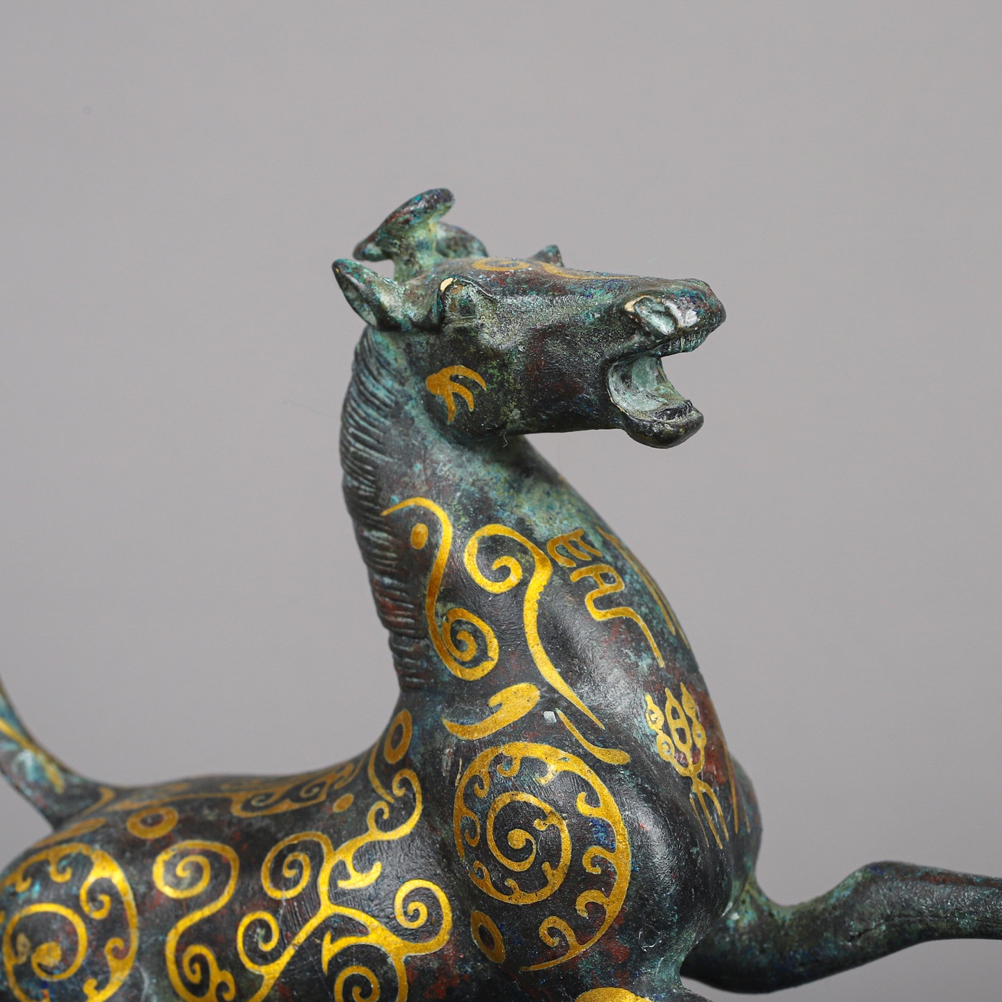 Han Dynasty Bronze and gold horses stepping on flying swallows