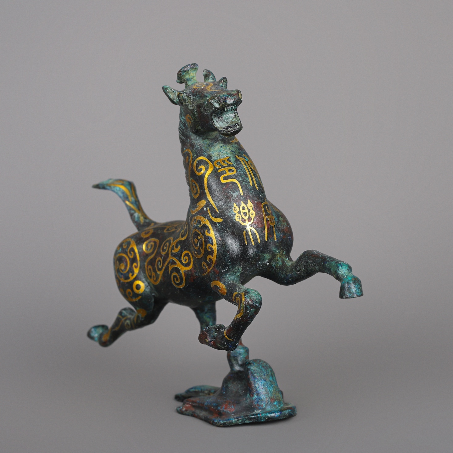 Han Dynasty Bronze and gold horses stepping on flying swallows