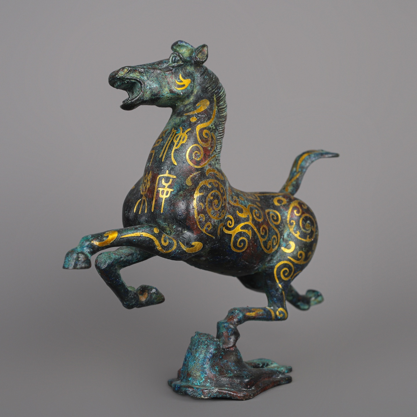 Han Dynasty Bronze and gold horses stepping on flying swallows