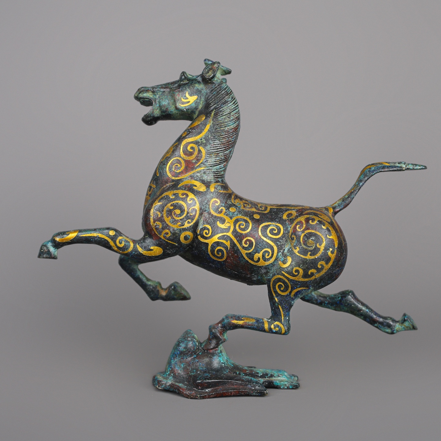 Han Dynasty Bronze and gold horses stepping on flying swallows