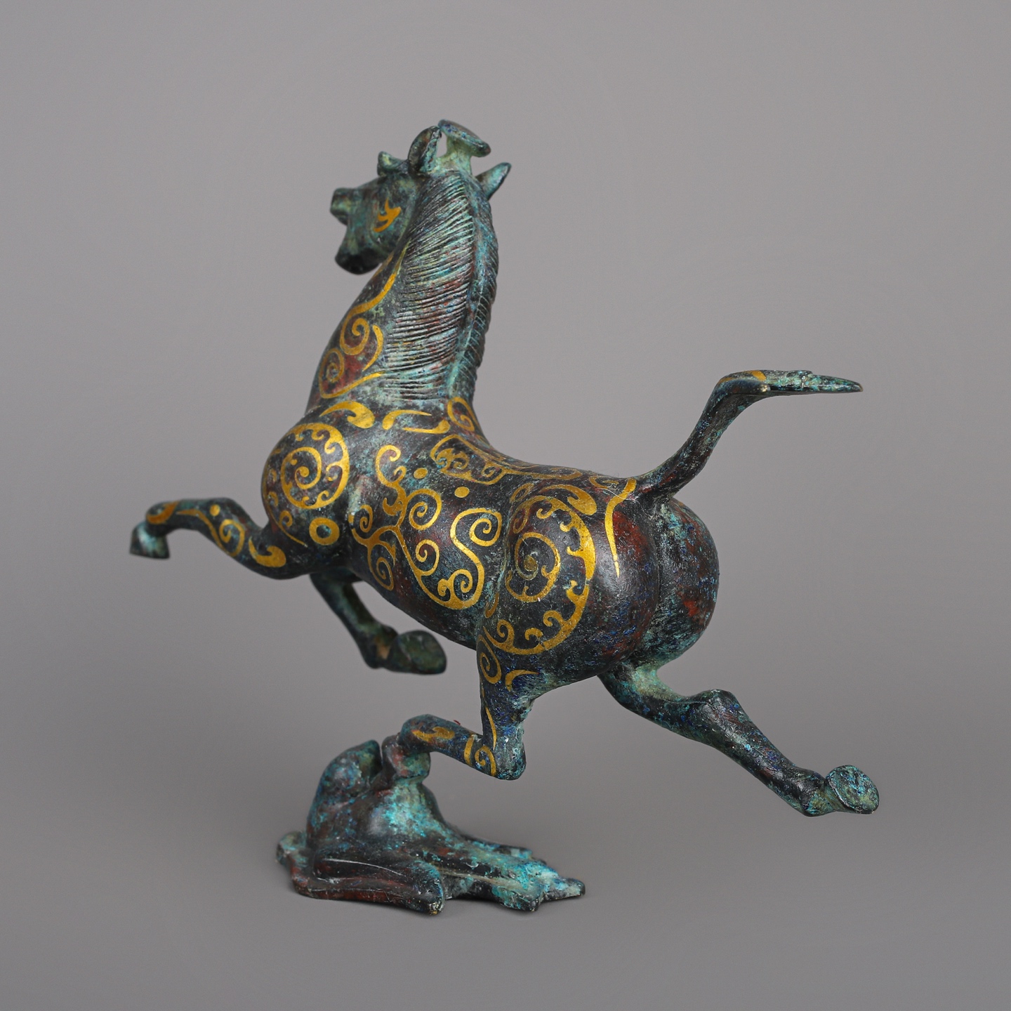 Han Dynasty Bronze and gold horses stepping on flying swallows