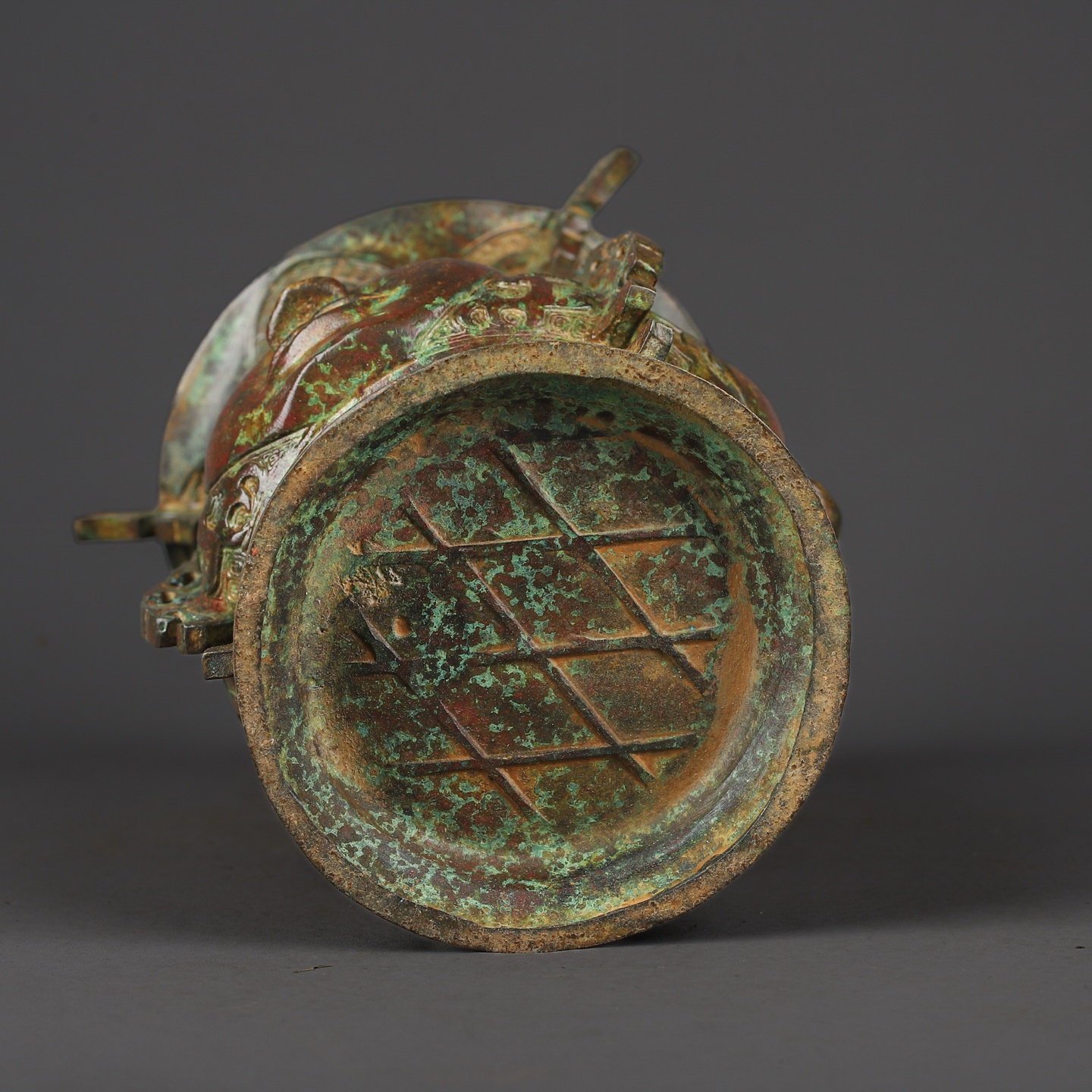 Zhou Dynasty Bronze round statue with human face