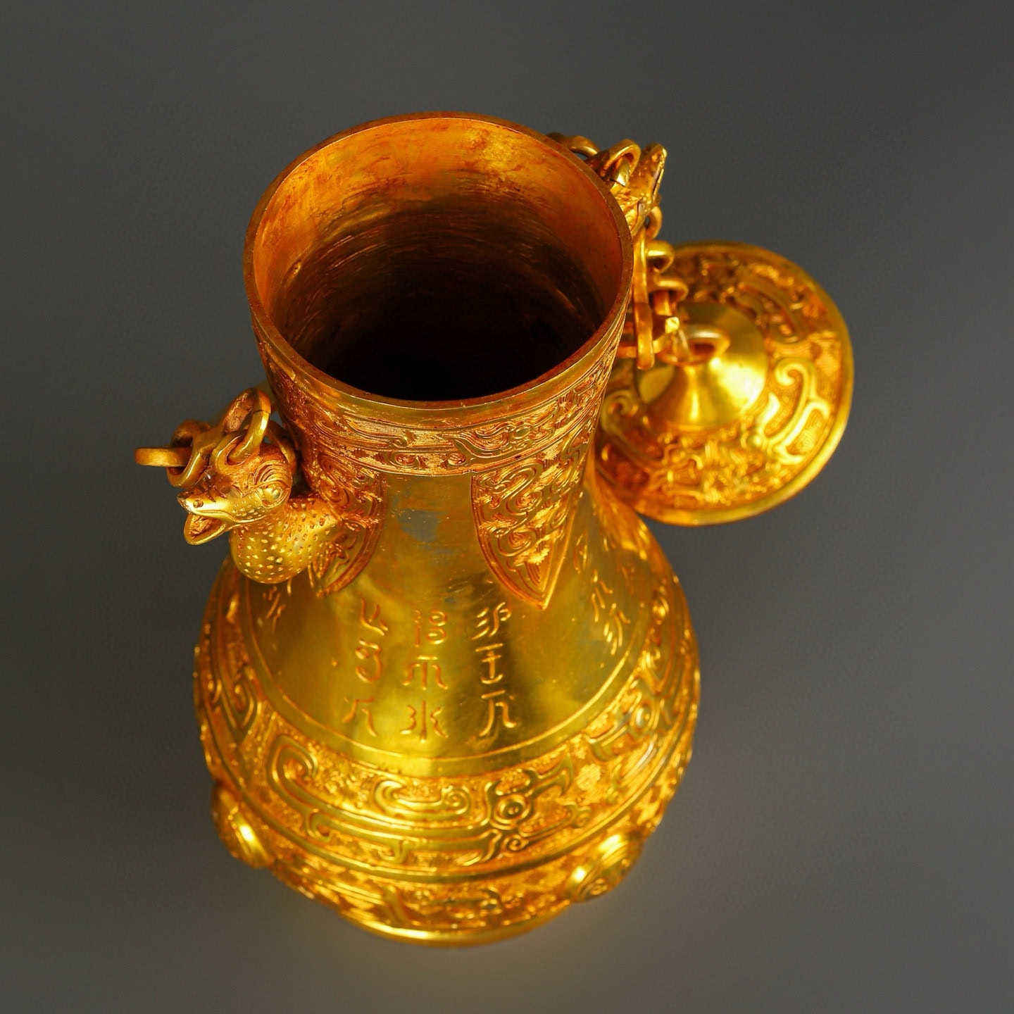 Han Dynasty Bronze gilt gold chain bottle