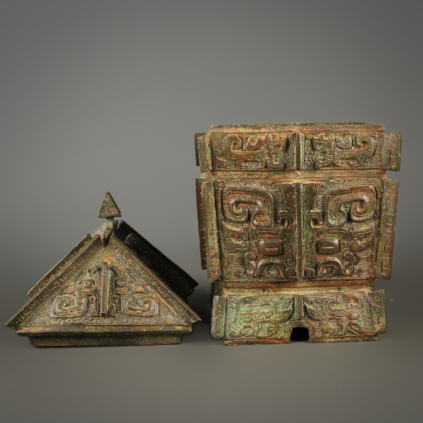 Zhou Dynasty Bronze animal face Fang Yi
