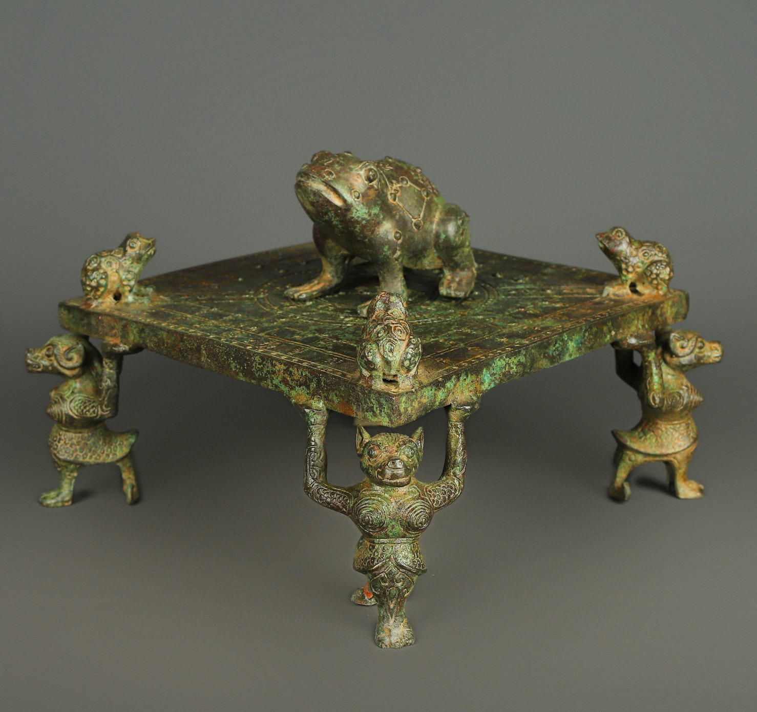 Han Dynasty Bronze Frog Square Compass