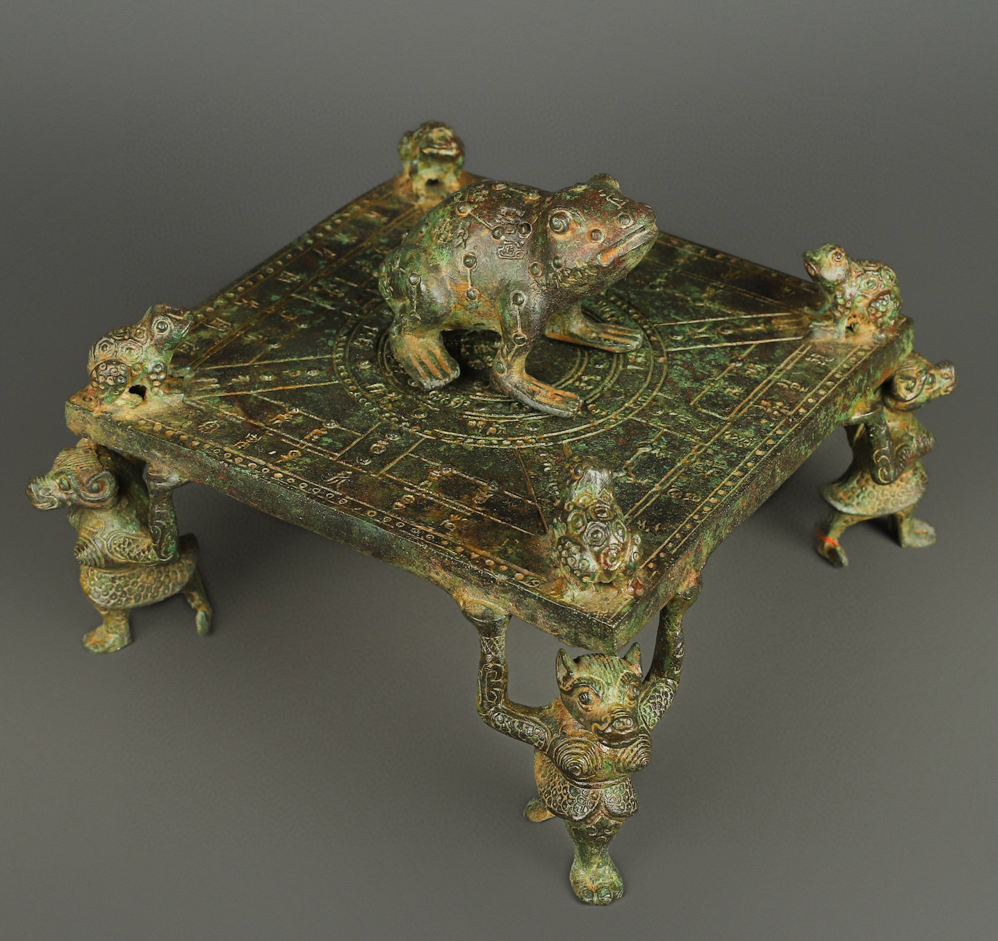 Han Dynasty Bronze Frog Square Compass
