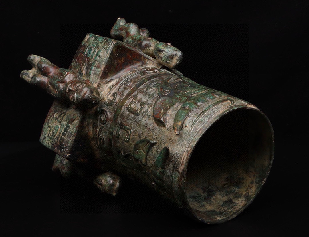 Zhou Dynasty Bronze animal faced bird barn