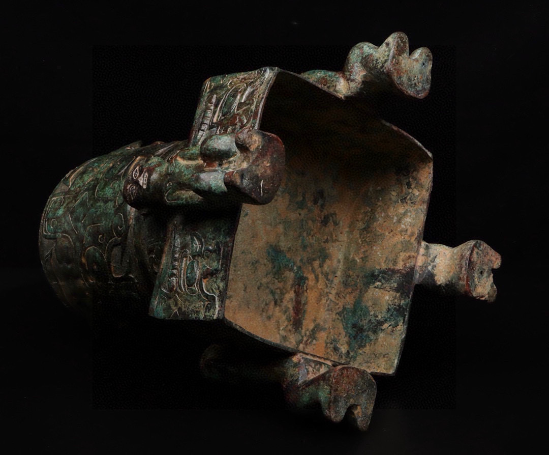 Zhou Dynasty Bronze animal faced bird barn