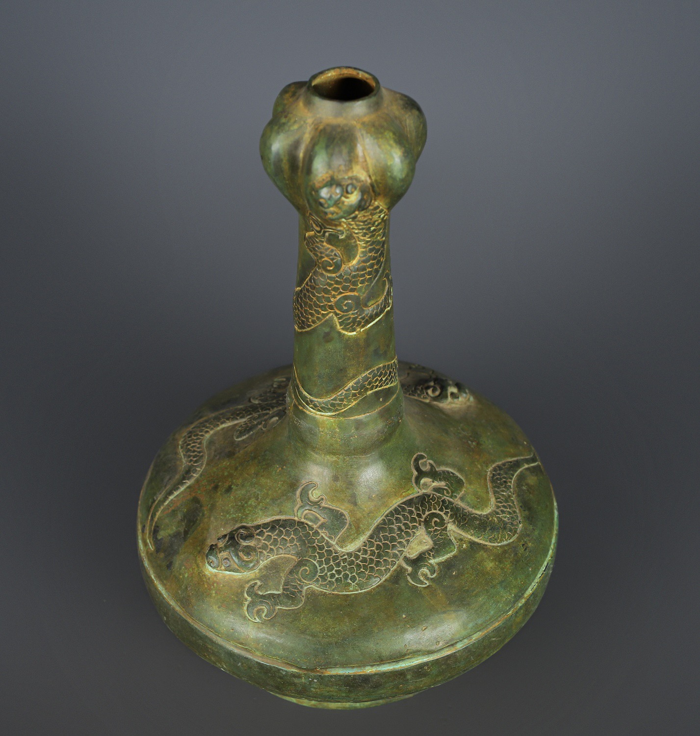 Han Dynasty Bronze dragon pattern garlic bottle