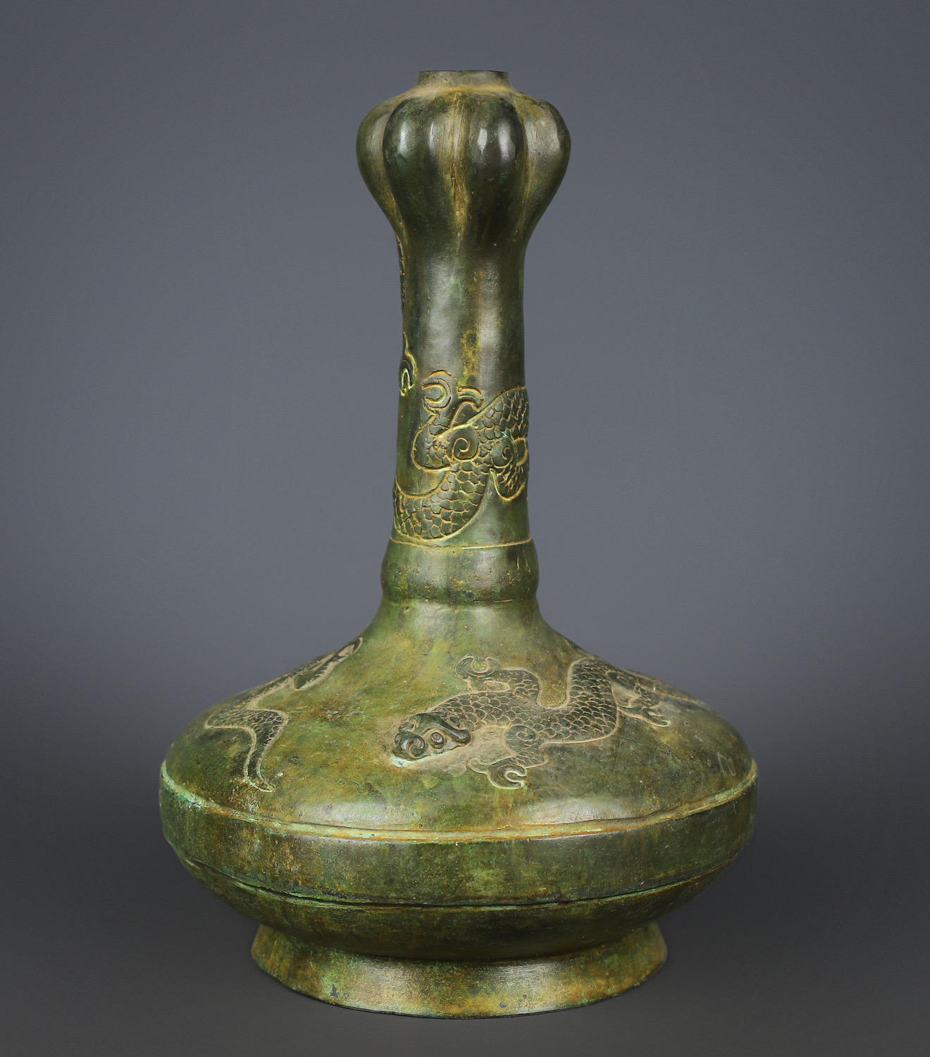 Han Dynasty Bronze dragon pattern garlic bottle