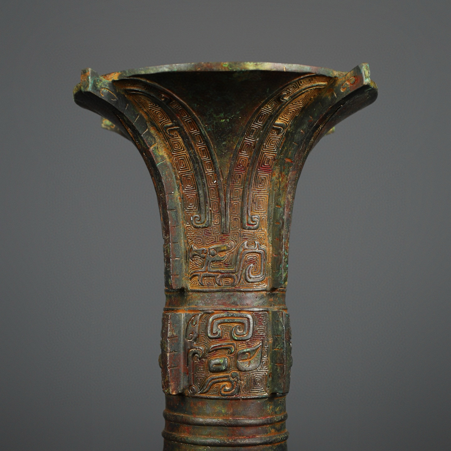 Zhou Dynasty Bronze Round Zun with Animal Mask Pattern