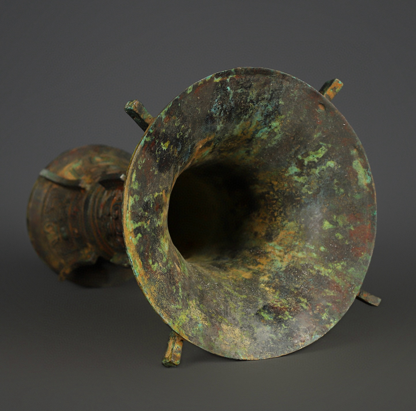 Zhou Dynasty Bronze Round Zun with Animal Mask Pattern