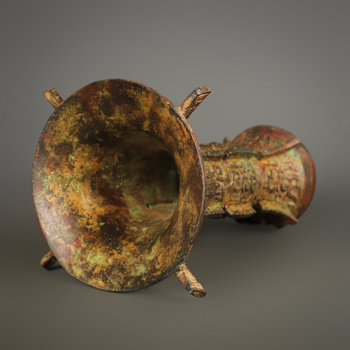 Zhou Dynasty Bronze Round Zun with Animal Mask Pattern