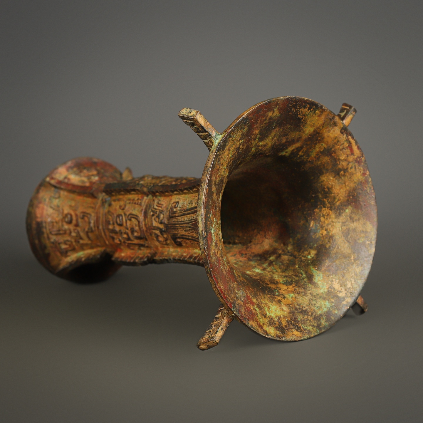 Zhou Dynasty Bronze Round Zun with Animal Mask Pattern