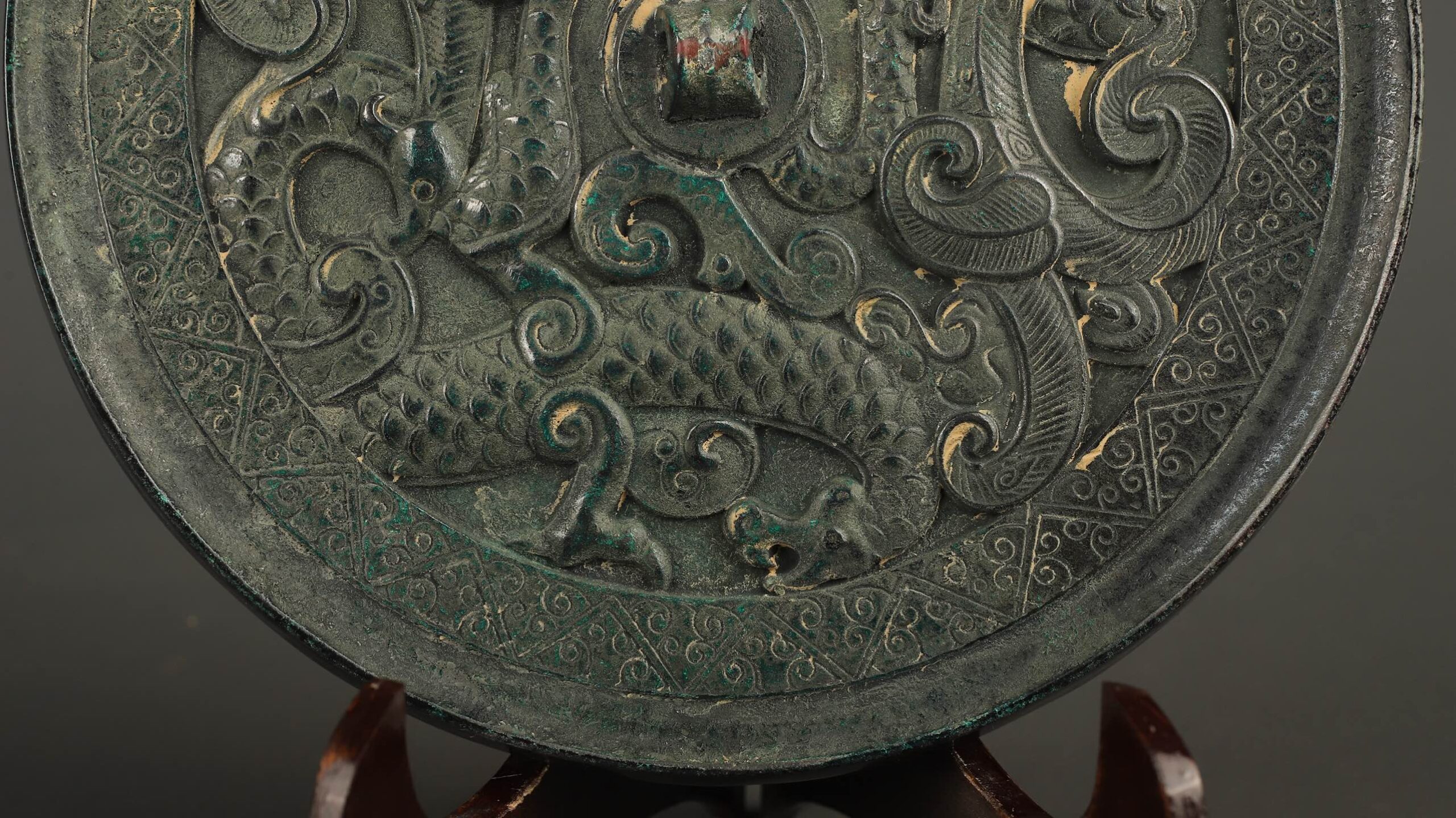 Han Dynasty Bronze mirror with dragon and phoenix patterns