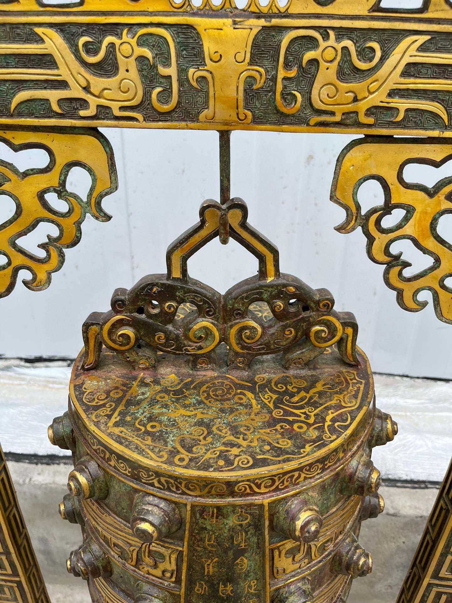 Han Dynasty Bronze and gold double dragon wall clock
