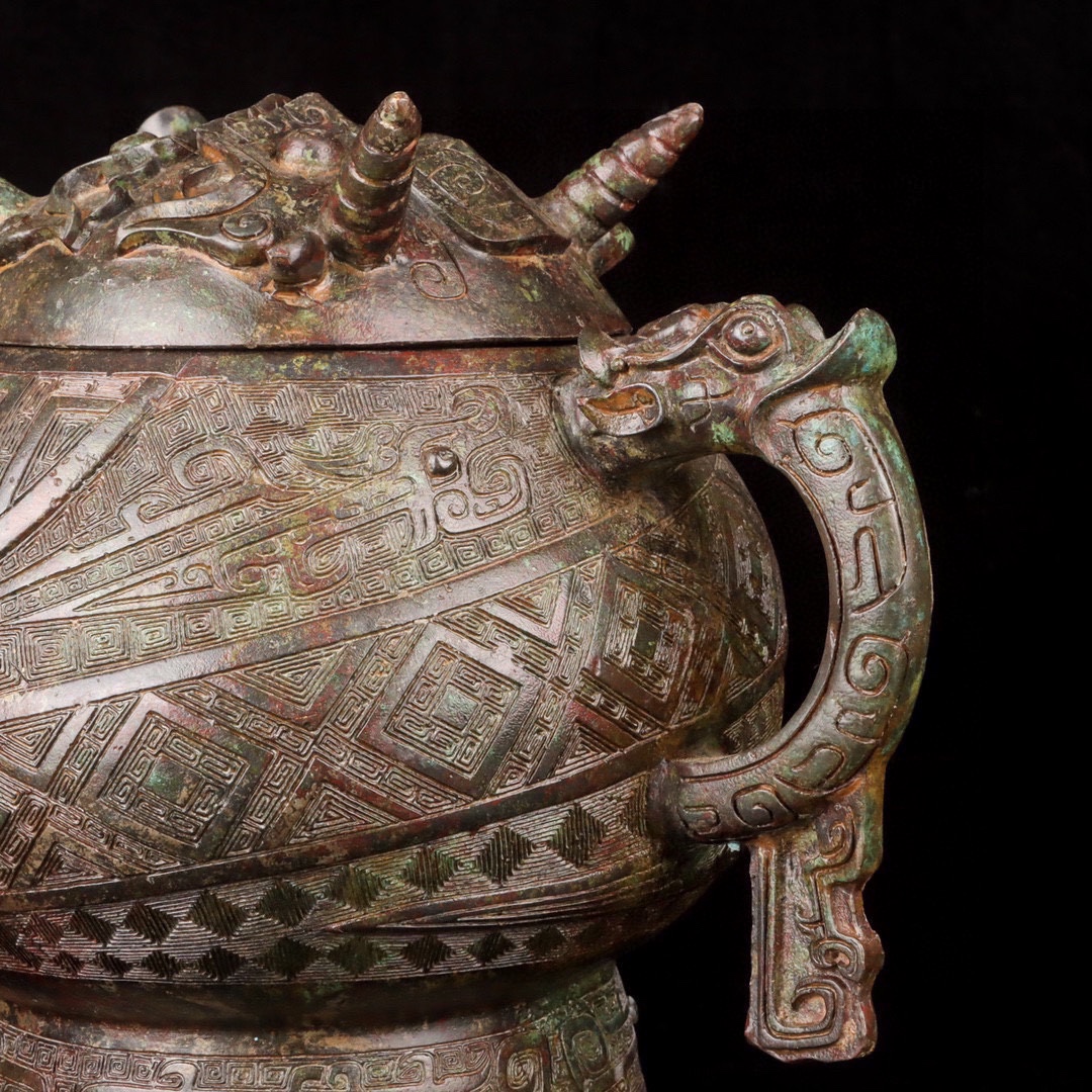 Zhou Dynasty Bronze Double Dragon Beast Face Gui