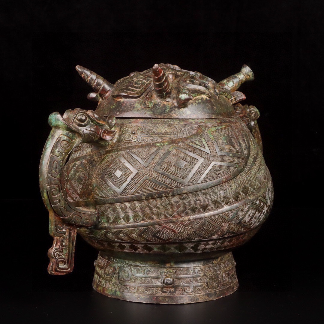 Zhou Dynasty Bronze Double Dragon Beast Face Gui