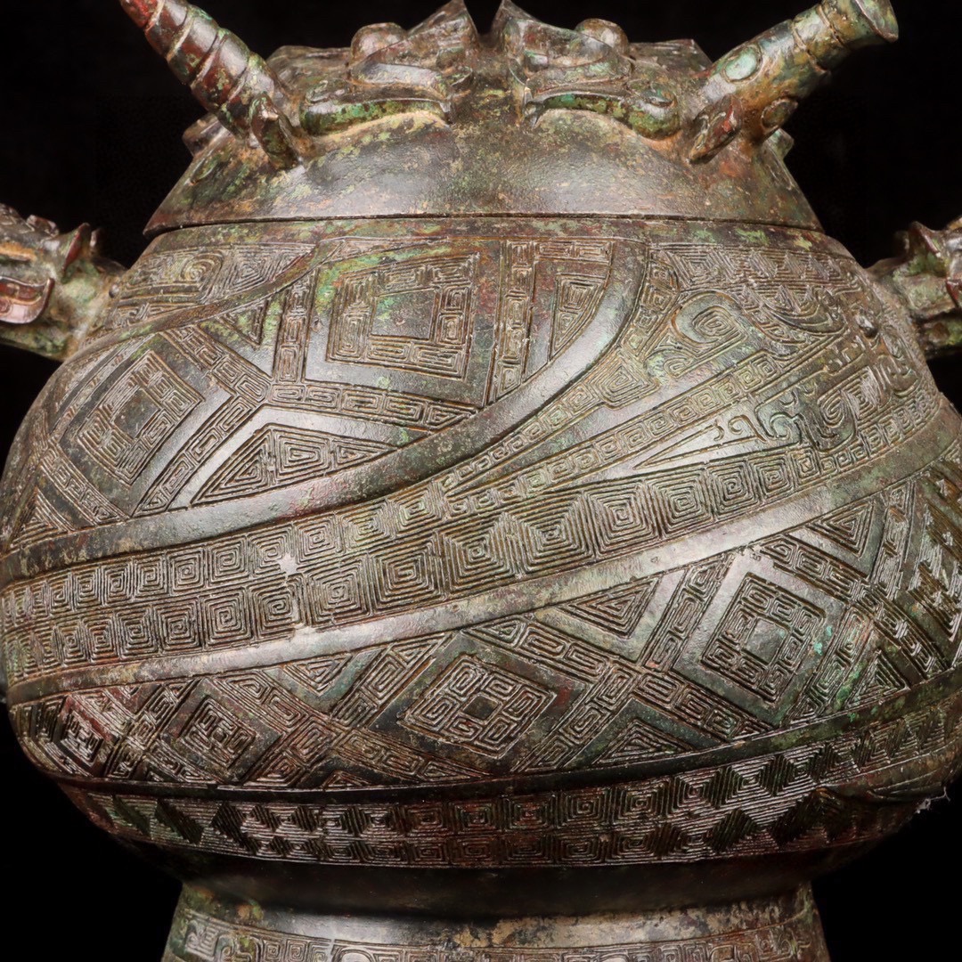 Zhou Dynasty Bronze Double Dragon Beast Face Gui