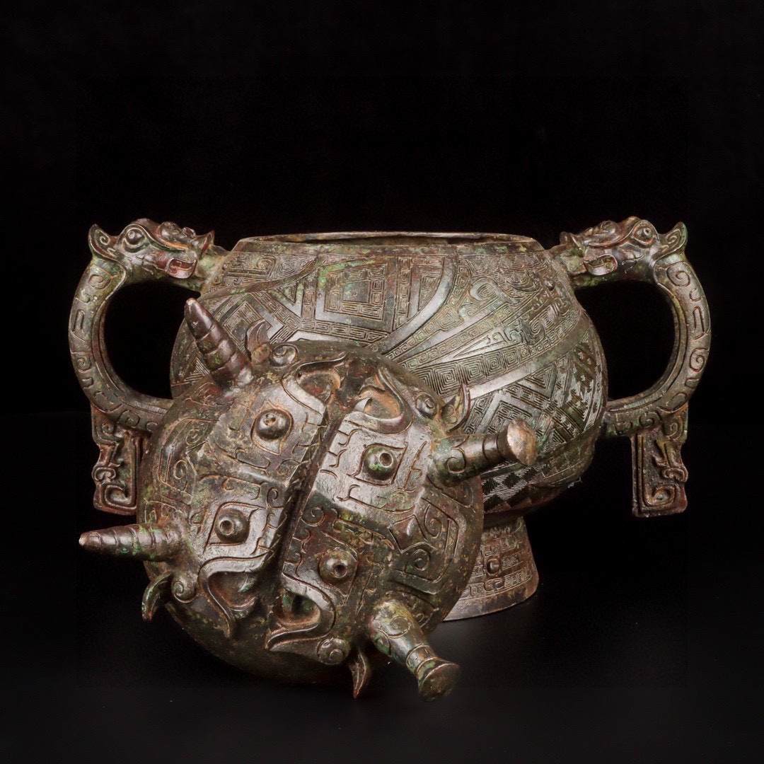 Zhou Dynasty Bronze Double Dragon Beast Face Gui
