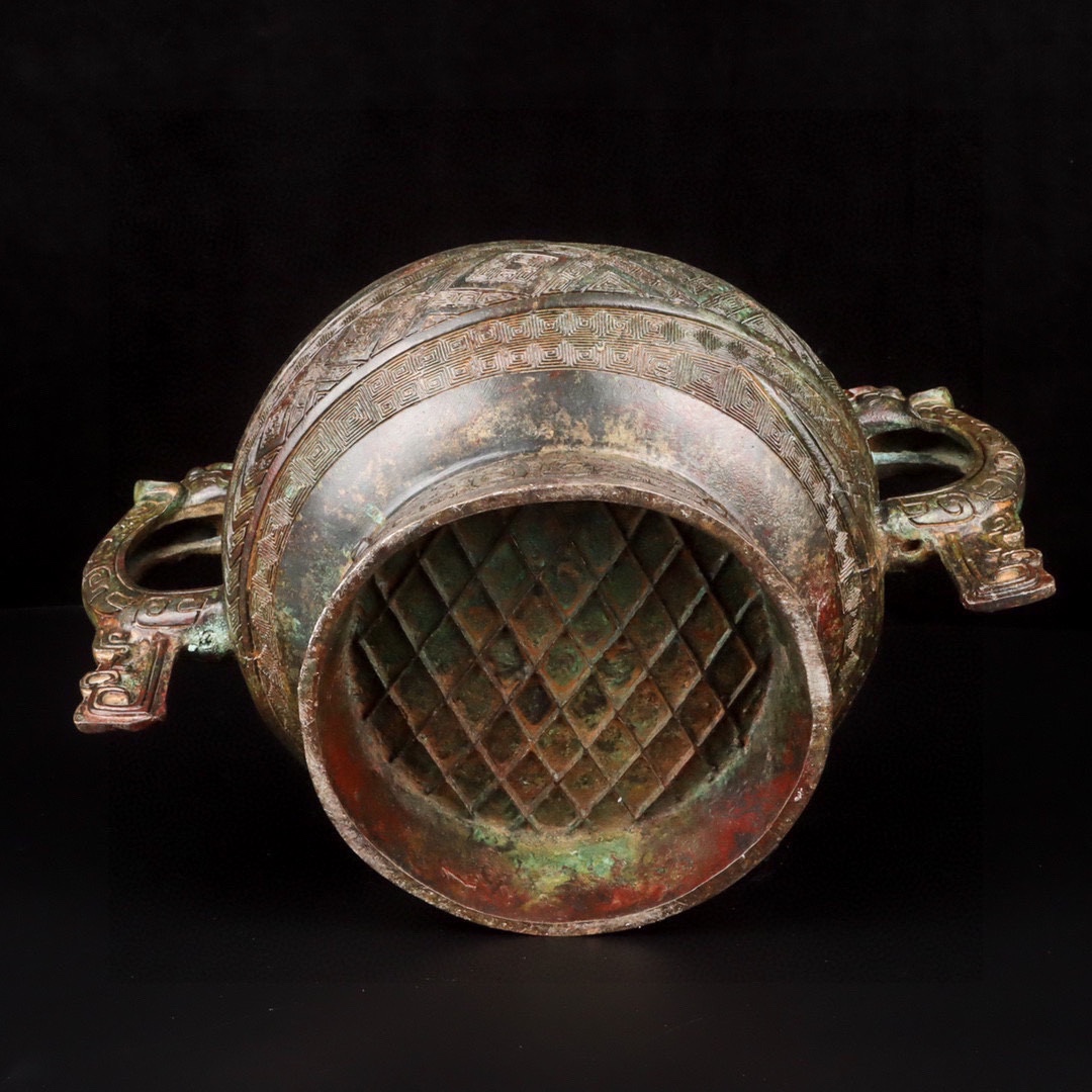 Zhou Dynasty Bronze Double Dragon Beast Face Gui