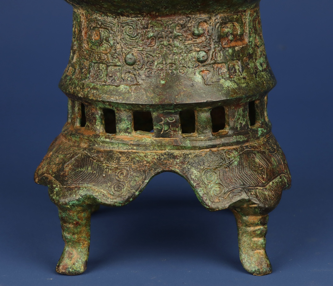 Zhou Dynasty Bronze four legged double phoenix round statue