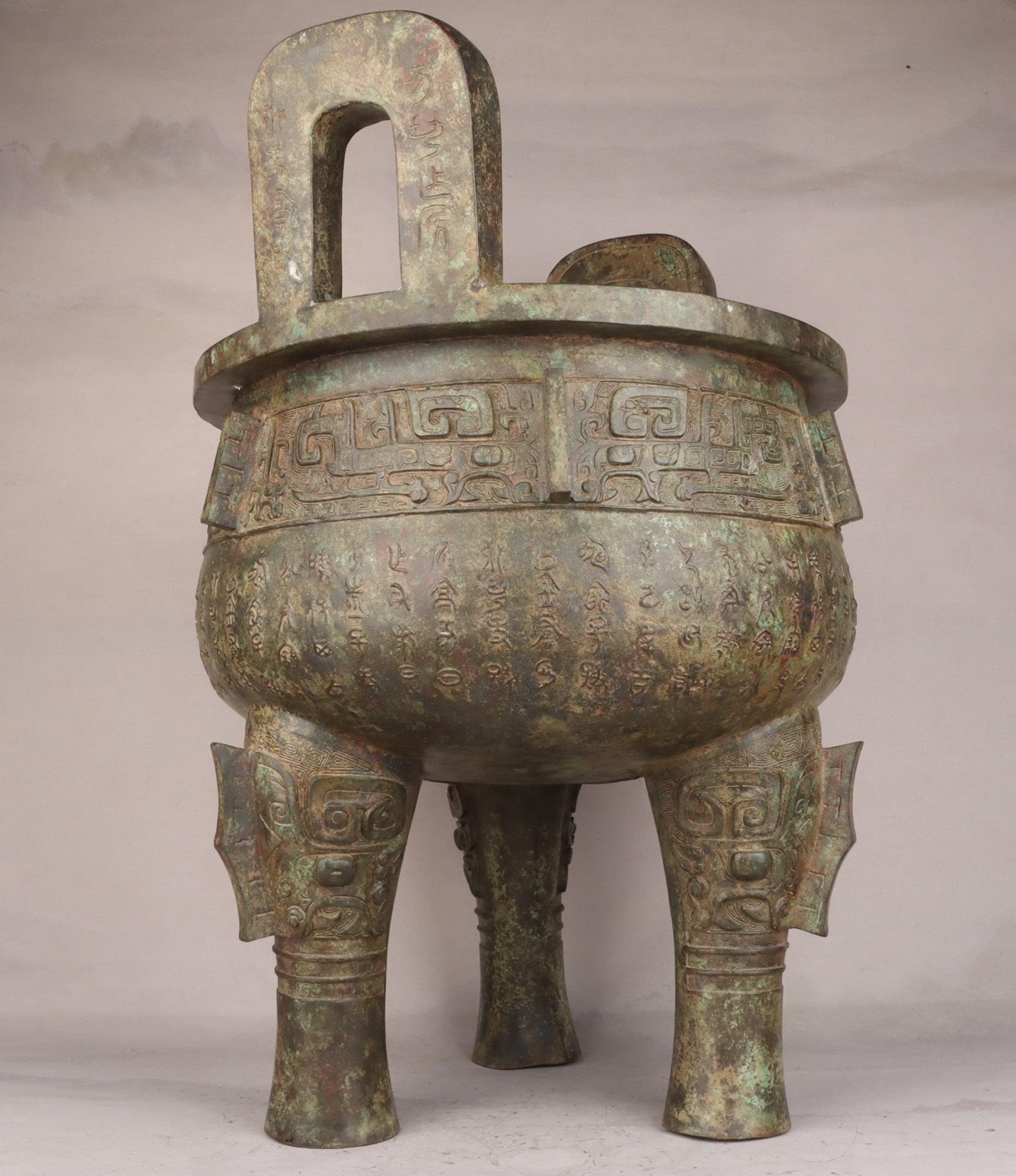 Zhou Dynasty Bronze round tripod with inscriptions